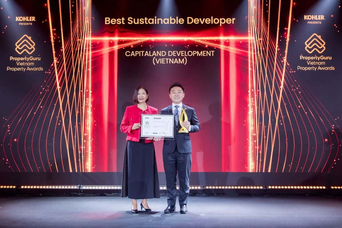 Đại diện CLD nhận giải thưởng Dự án căn hộ cao cấp xuất sắc (Hà Nội).